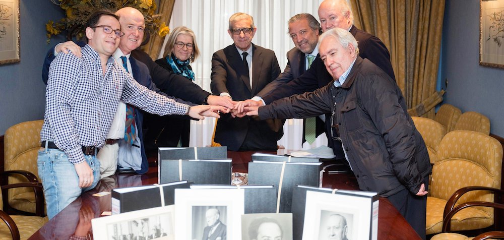 El presidente de la Fundación Unicaja, Braulio Medel (en el centro), con los herederos de Antonio y Manuel Machado. 