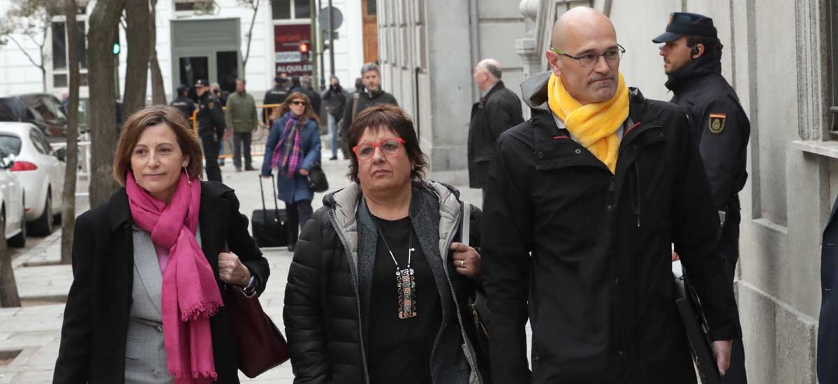 La expresidenta del Parlament Carme Forcadell (izda), y los ex consellers Raúl Romeva y Dolors Bassa, a su llegada al Tribunal Supremo, el pasado mes de marzo. 