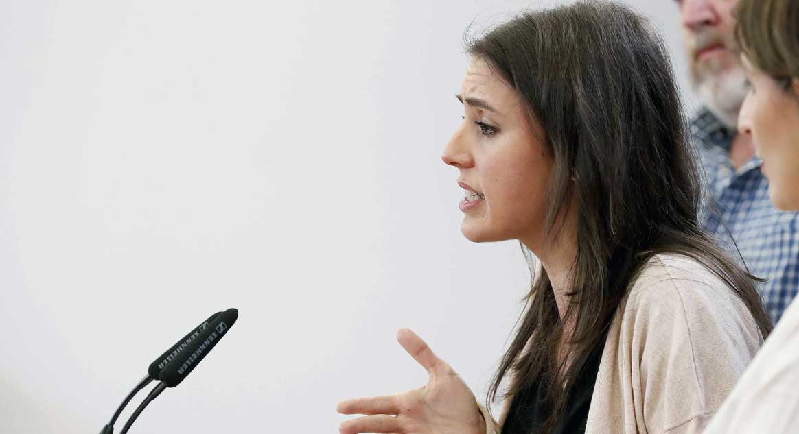 La portavoz del grupo parlamentario de Unidos Podemos, Irene Montero, durante una rueda de prensa. 