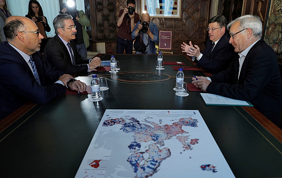 El president de la Generalitat, Ximo Puig (2º dcha), y el alcalde de València, Joan Ribó, con el presidente de Telefónica España, Emilio Gayo (izqda), y el director territorial de Telefónica en la zona, Kim Faura. 