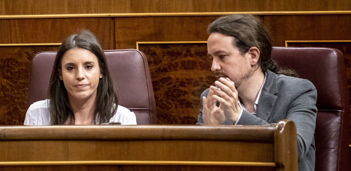 Irene Montero y Pablo Iglesias durante una sesión de control al Gobierno en el Congreso