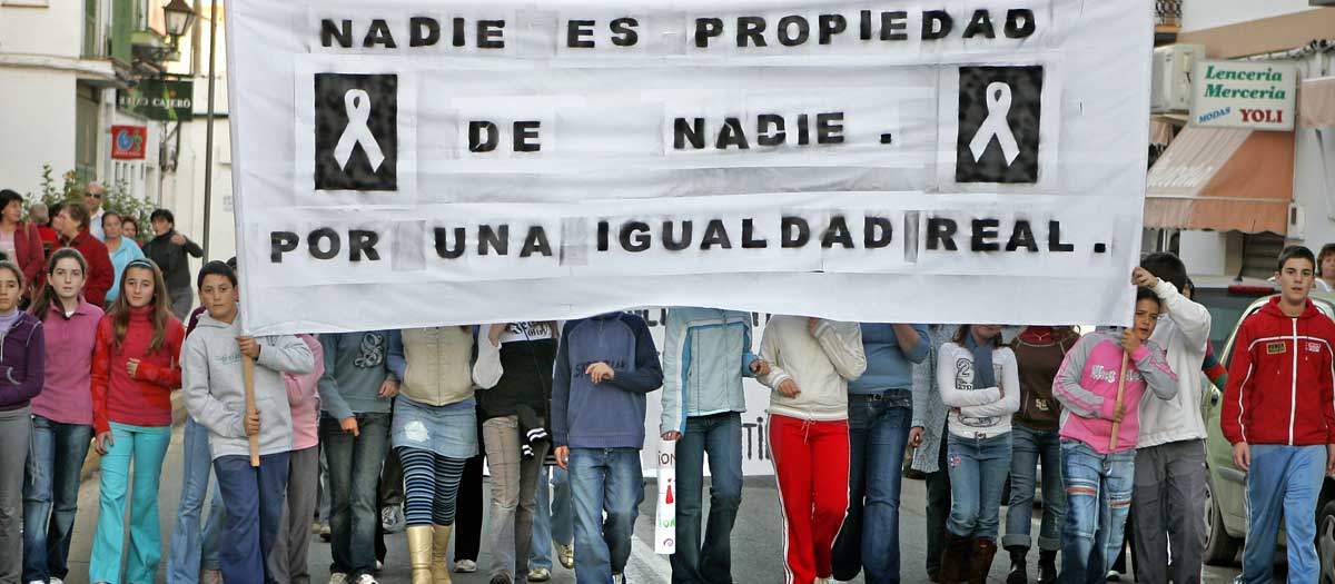 Varios vecinos de la localidad de Almansilla (Sevilla) muestran una pancarta con el lema "Nadie es propiedad de nadie. Por una igualdad real", durante una concentración por un asesinato machista. 