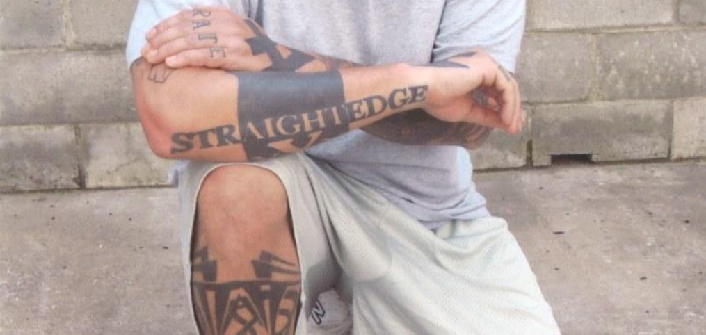 Un hombre con tatuajes del grupo StraightEdge