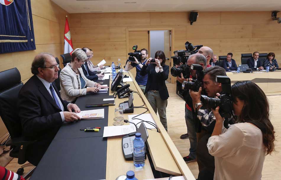 El presidente de la Junta de Castilla y León, Juan Vicente Herrera, ante la Comisión de Economía y Hacienda del Parlamento autonómico.