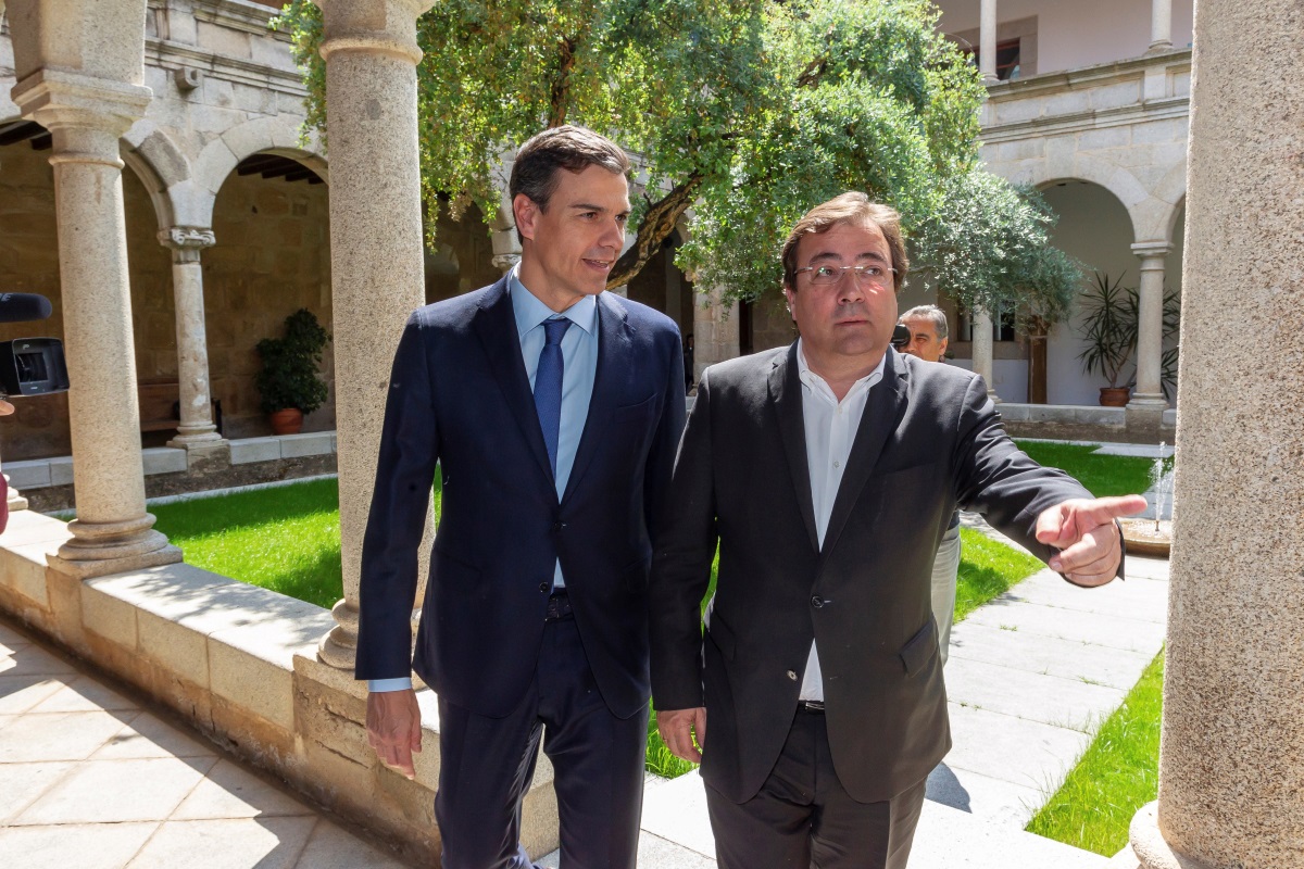 El secretario general del PSOE, Pedro Sánchez (i), y el presidente de la Junta de Extremadura, Guillermo Fernández Vara