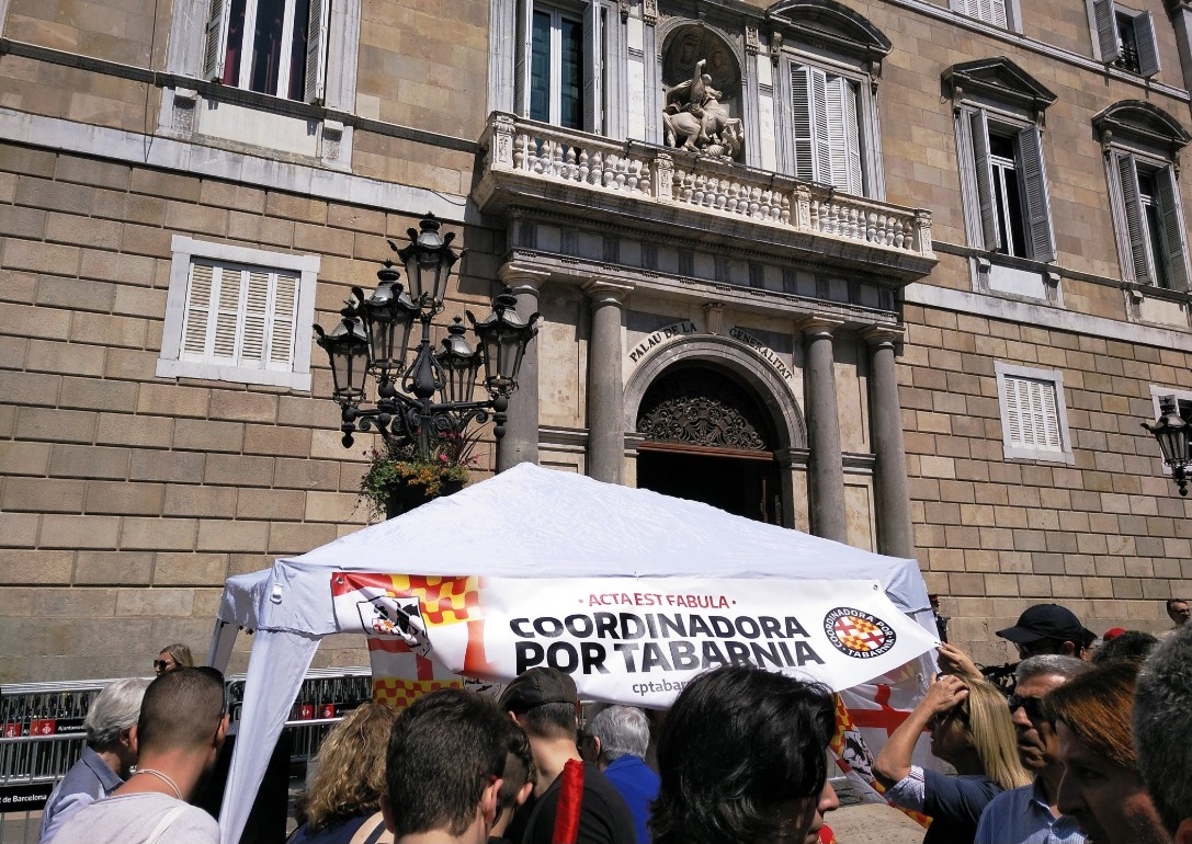  Imagen de la carpa donde se encontraba la Coordinadora de Tabarnia en la Plaza Sant Jaume