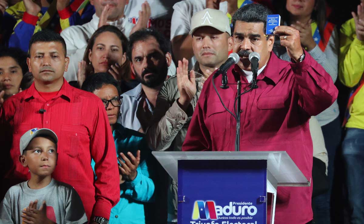 El presidente venezolano, Nicolás Maduro (d), habla tras conocer los resultados de las elecciones hoy, domingo 20 de mayo de 2018, en Caracas (Venezuela). 