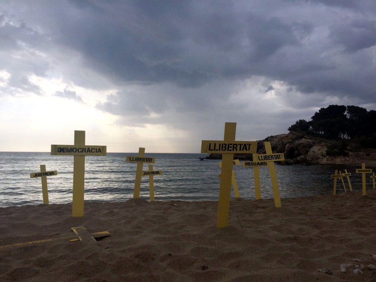 Playa del Portitxol llena de cruces amarillas