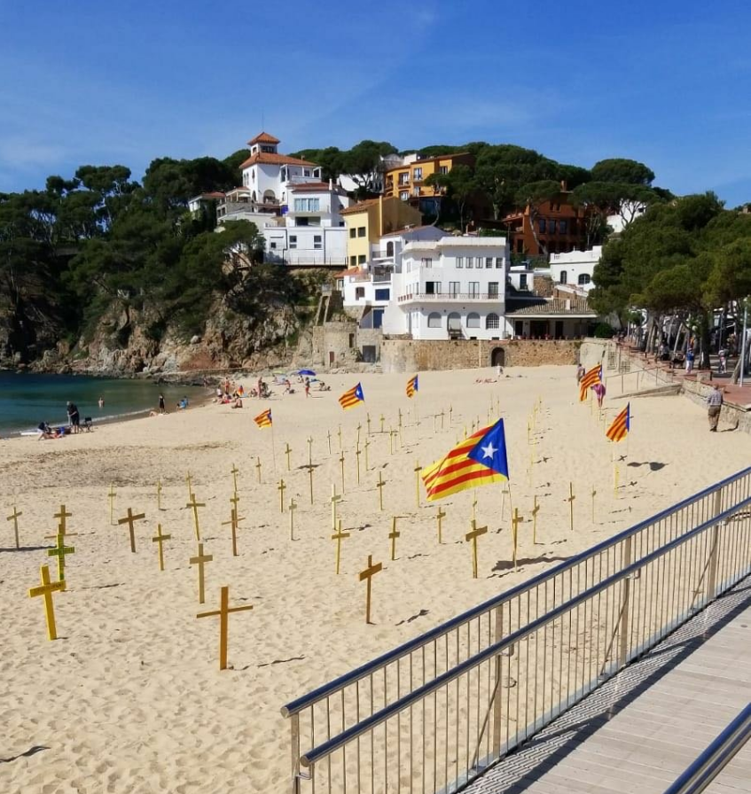 Protesta independentista con cruces amarillas por los presos políticos