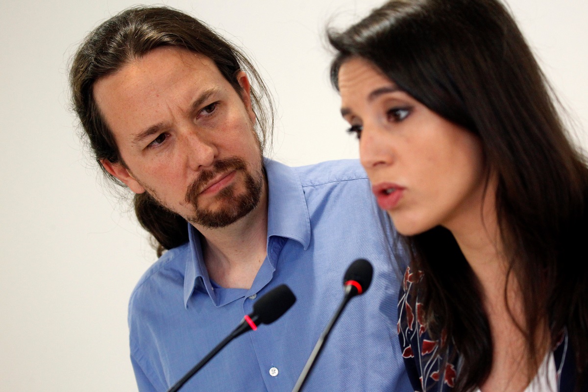 El secretario general de Podemos, Pablo Iglesias, y la portavoz parlamentaria, Irene Montero