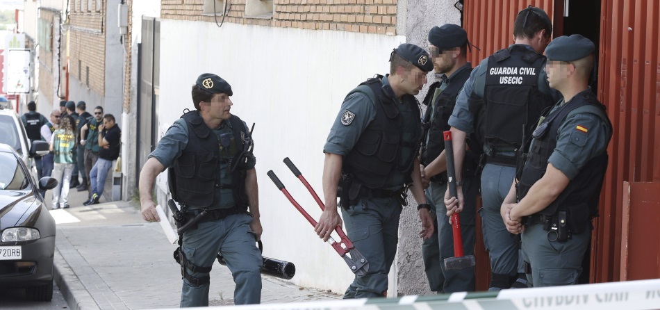 Agentes de la Unidad Central Operativa (UCO) de la Guardia Civil en una operación contra una red china en Madrid