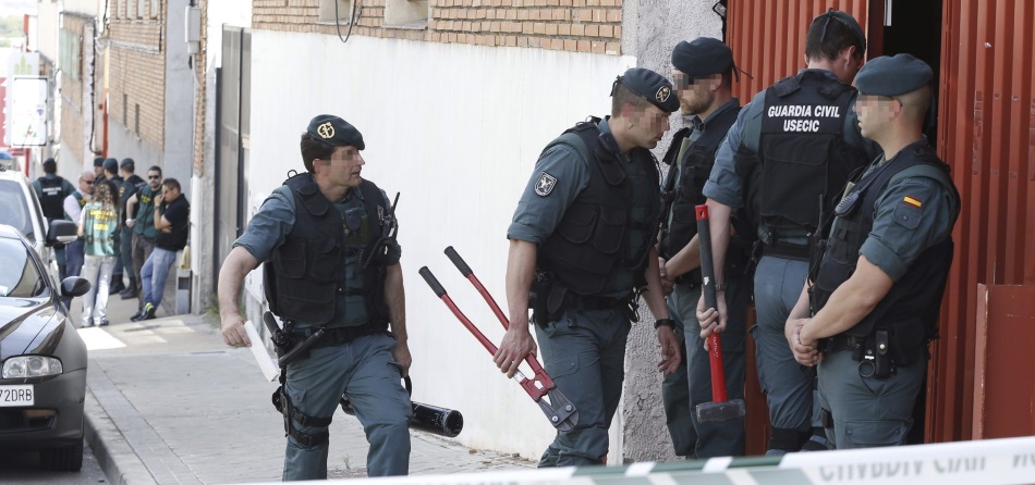 Agentes de la Unidad Central Operativa (UCO) de la Guardia Civil en una operación contra una red china en Madrid Agentes de la Unidad Central Operativa (UCO) de la Guardia Civil en una operación contra una red china en Madrid
