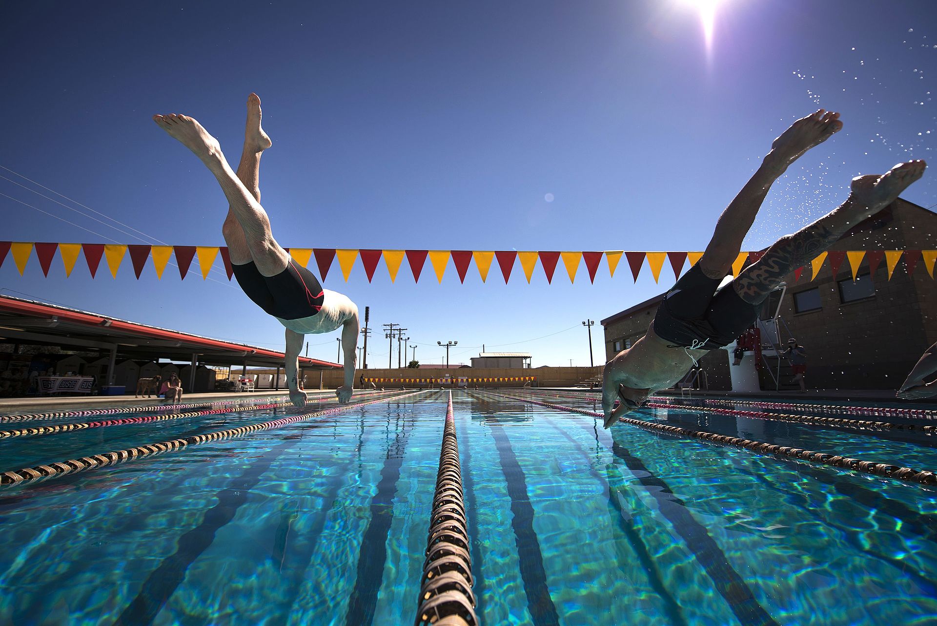 Dos jóvenes lanzándose a la piscina. Foto: USDD