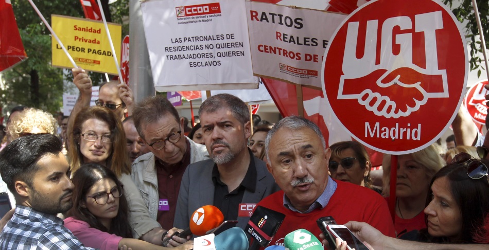 Los secretarios generales de CCOO y UGT, Unai Sordo y Pepe Álvarez, atienden a los medios en la concentración