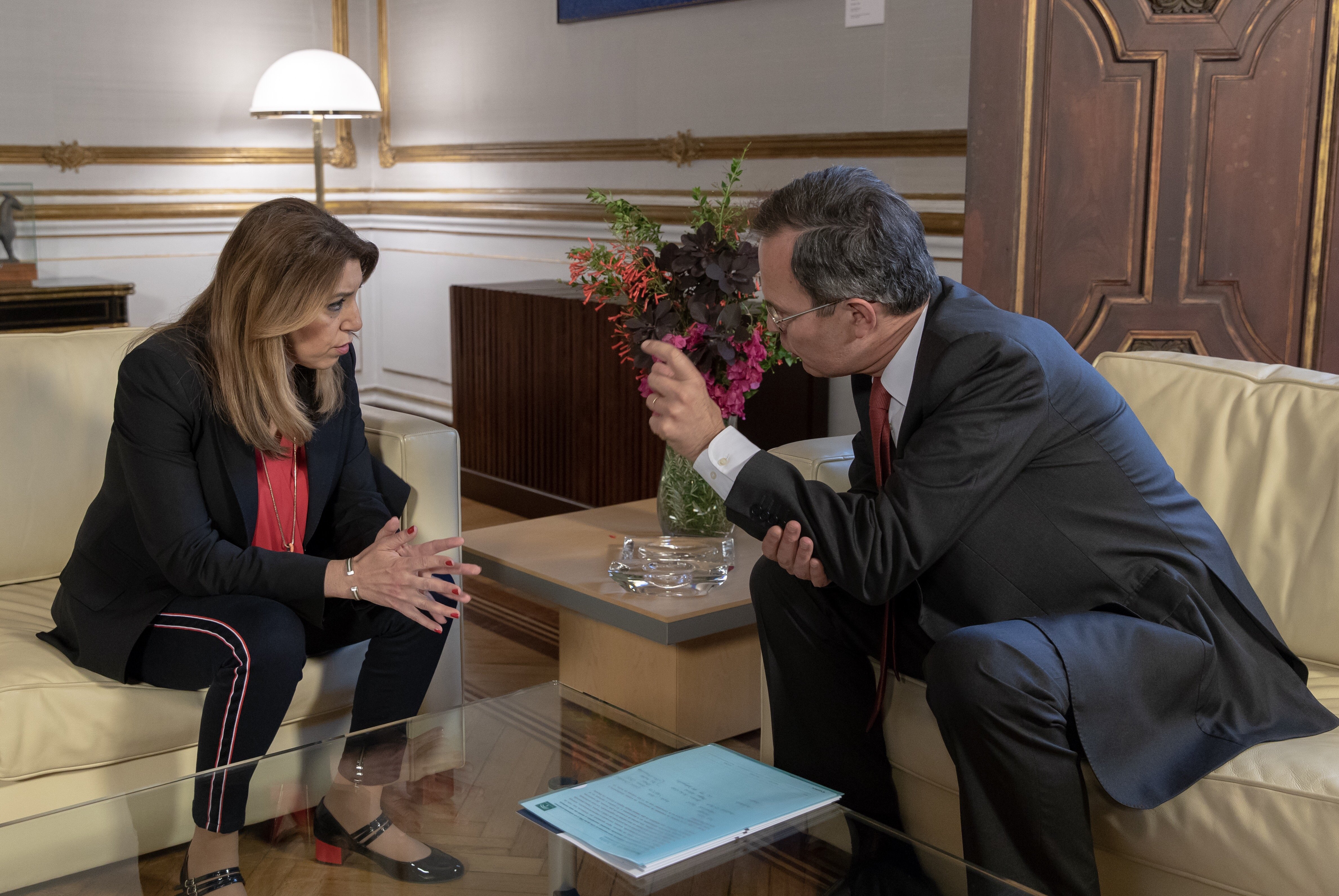 La presidenta de la Junta, Susana Díaz, y el vicepresidente y consejero delegado de CEPSA, Pedro Miró, en la reunión mantenida hoy en el Palacio de San Telmo en Sevilla