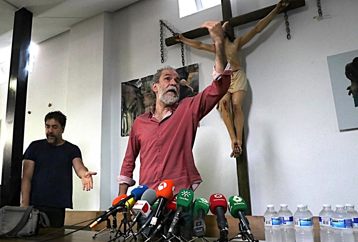 El actor Willy Toledo durante la rueda de prensa en la parroquia de San Carlos Borromeo de Vallecas, en Madrid