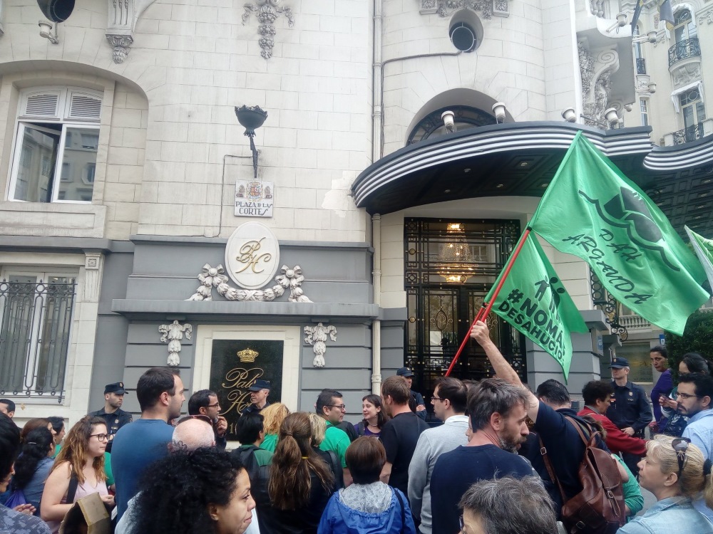 Manifestantes por al vivienda frente a las puertas del hotel Palace