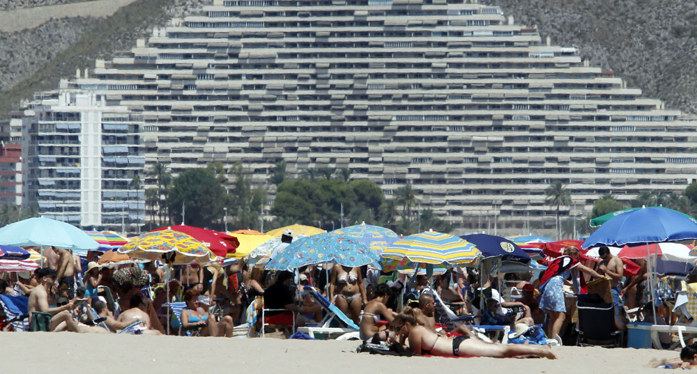 Veraneantes en la playa de Cullera 