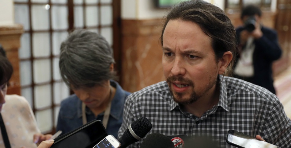 El líder de Podemos, Pablo Iglesias, atiende a los medios a su llegada al Pleno del Congreso. EFE