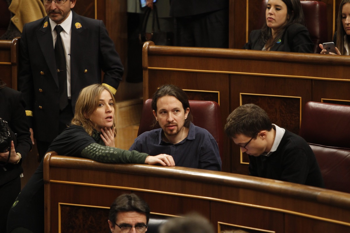 Tania Sánchez en los escaños del Congreso junto a Pablo Iglesias e Iñigo Errejón