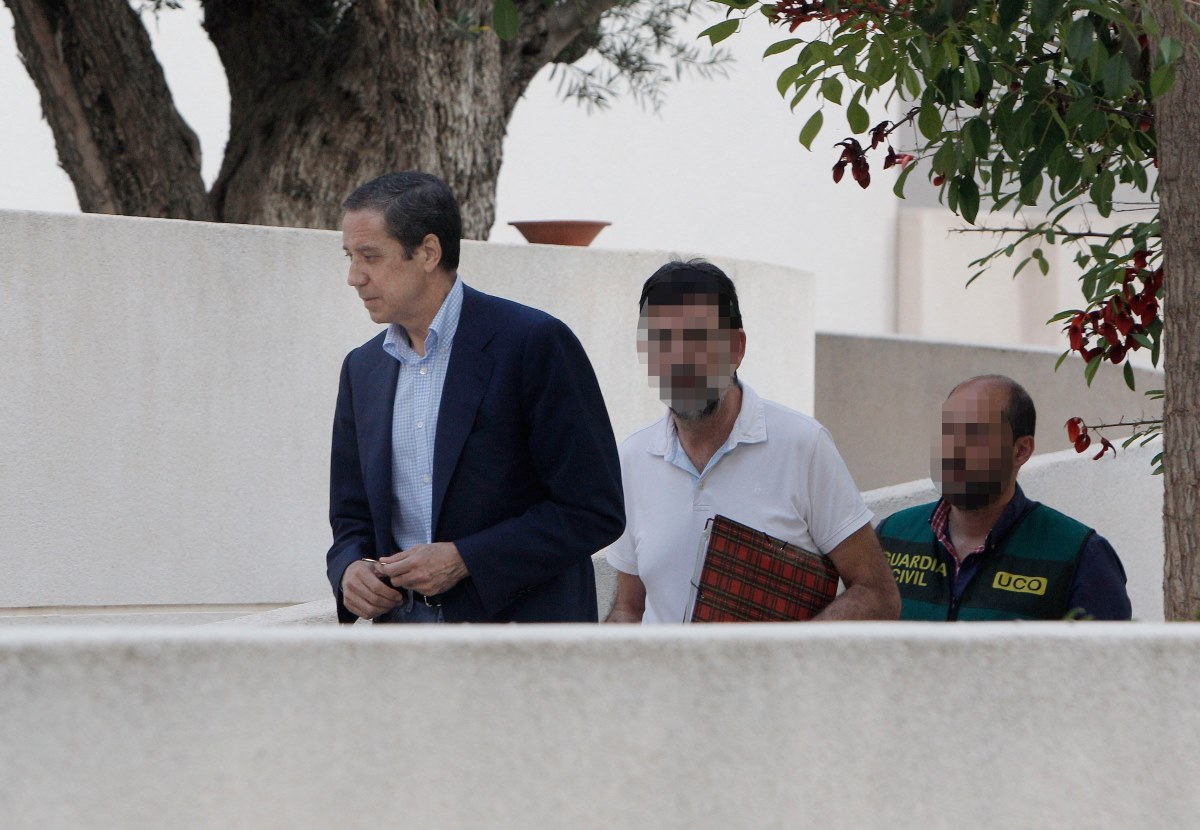 Eduardo Zaplana, a su llegada a su chalé de Benidorm (Alicante) acompañado por agentes de la UCO de la Guardia Civil. EFE/Archivo