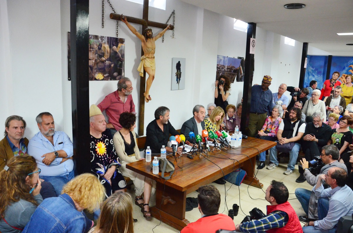 Acto organizado por Willy Toledo con la presencia de otros actores en una iglesia de Vallecas contra su acusación