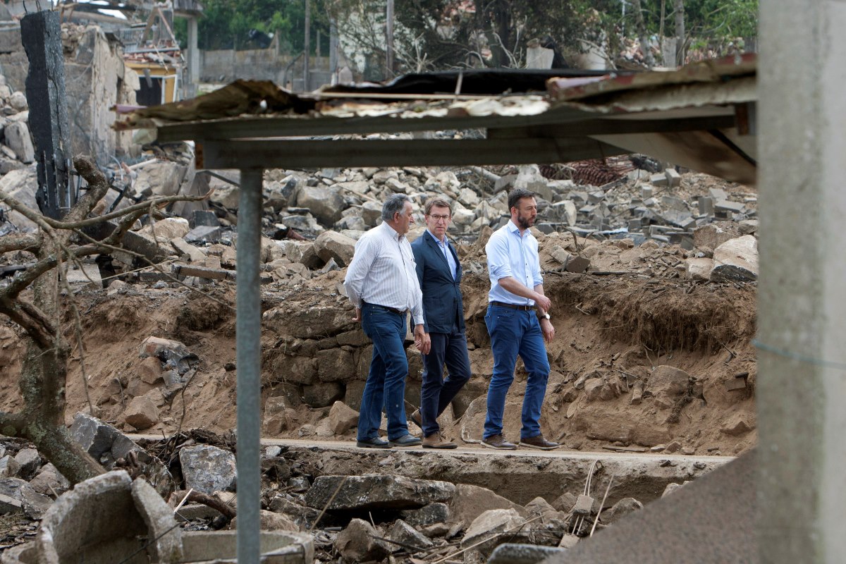 El presidente de la Xunta Alberto Nuñez Feijóo, visita la localidad gallega de Tuy, donde los equipos de desactivación de explosivos y desescombro siguen trabajando.