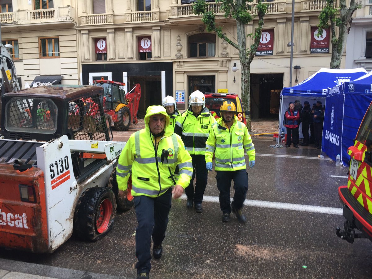 Los servicios de Emergencias trabajan en el derrumbe de Madrid. 
