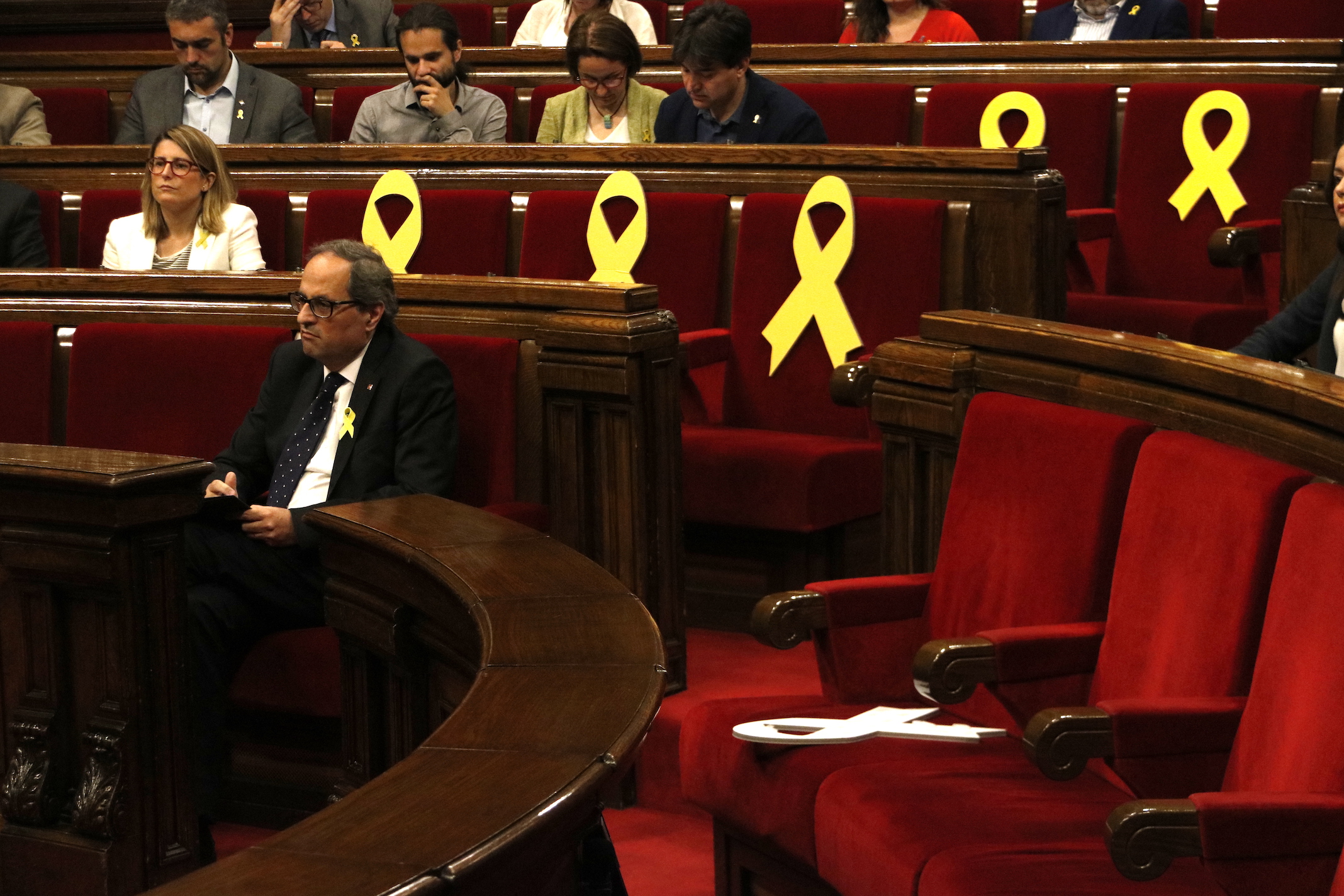 Quim Torra, en el escaño del president, rodeado de lazos amarillos.