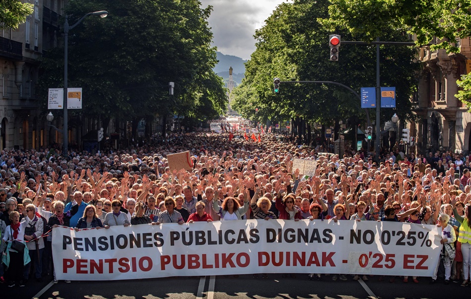 Miles de pensionistas se manifiestan en Bilbao para exigir el mantenimiento del sistema público de pensiones. 