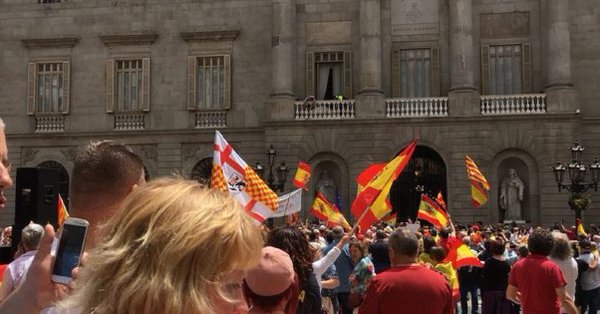 Una manifestación españolista ha causado incidentes a la plaza Santo Jaume de Barcelona.