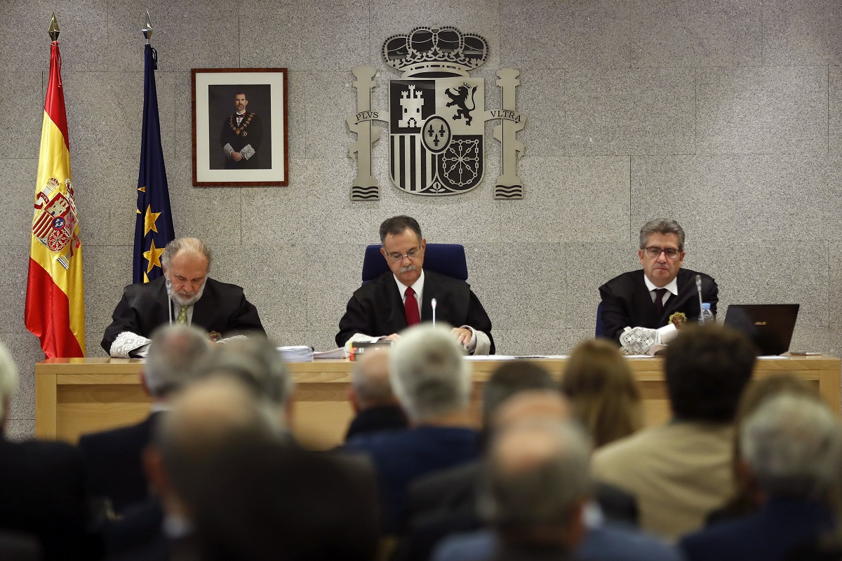 El presidente del tribunal, Ángel Hurtado (c), junto a los magistrados José Ricardo de Prada (d) y Julio de Diego (i), durante el primer macrojuicio de la trama Gürtel. EFE/Archivo