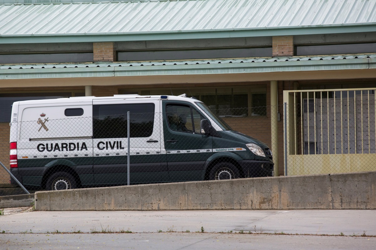 Un vehículo de la Guardia Civil llega a la prisión de Soto del Real