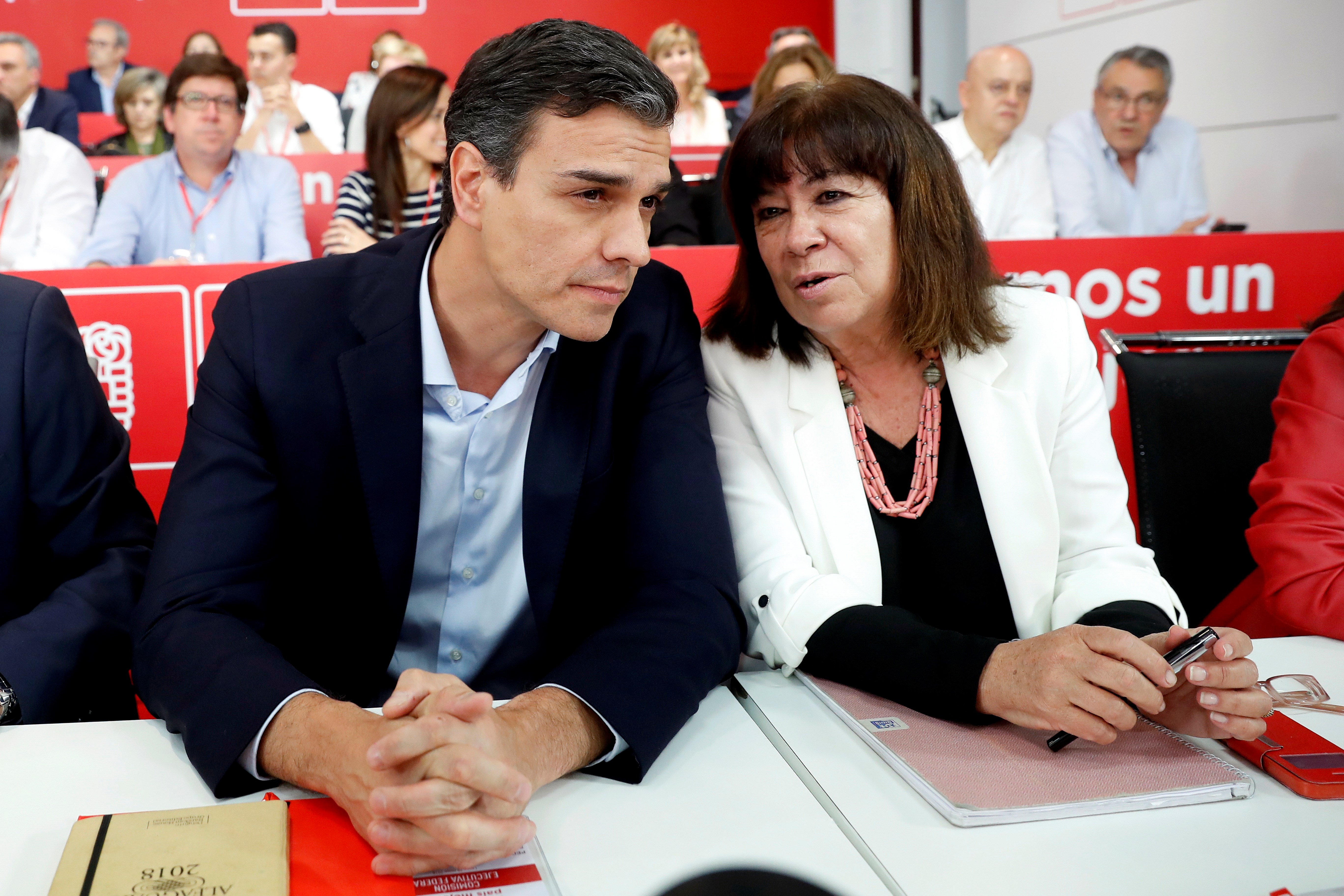 Pedro Sánchez y Cristina Narbona en el comité federal en el que se explica la moción de censura contra Rajoy