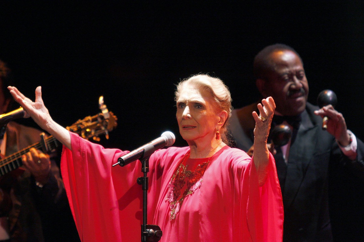 La cantante María Dolores Pradera durante un concierto en el teatro Juan Luis Galiardo de San Roque (Cádiz). 