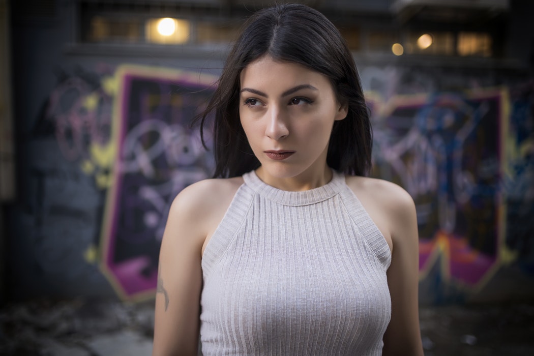 Chica enfadada. Foto: Enis Yavuz