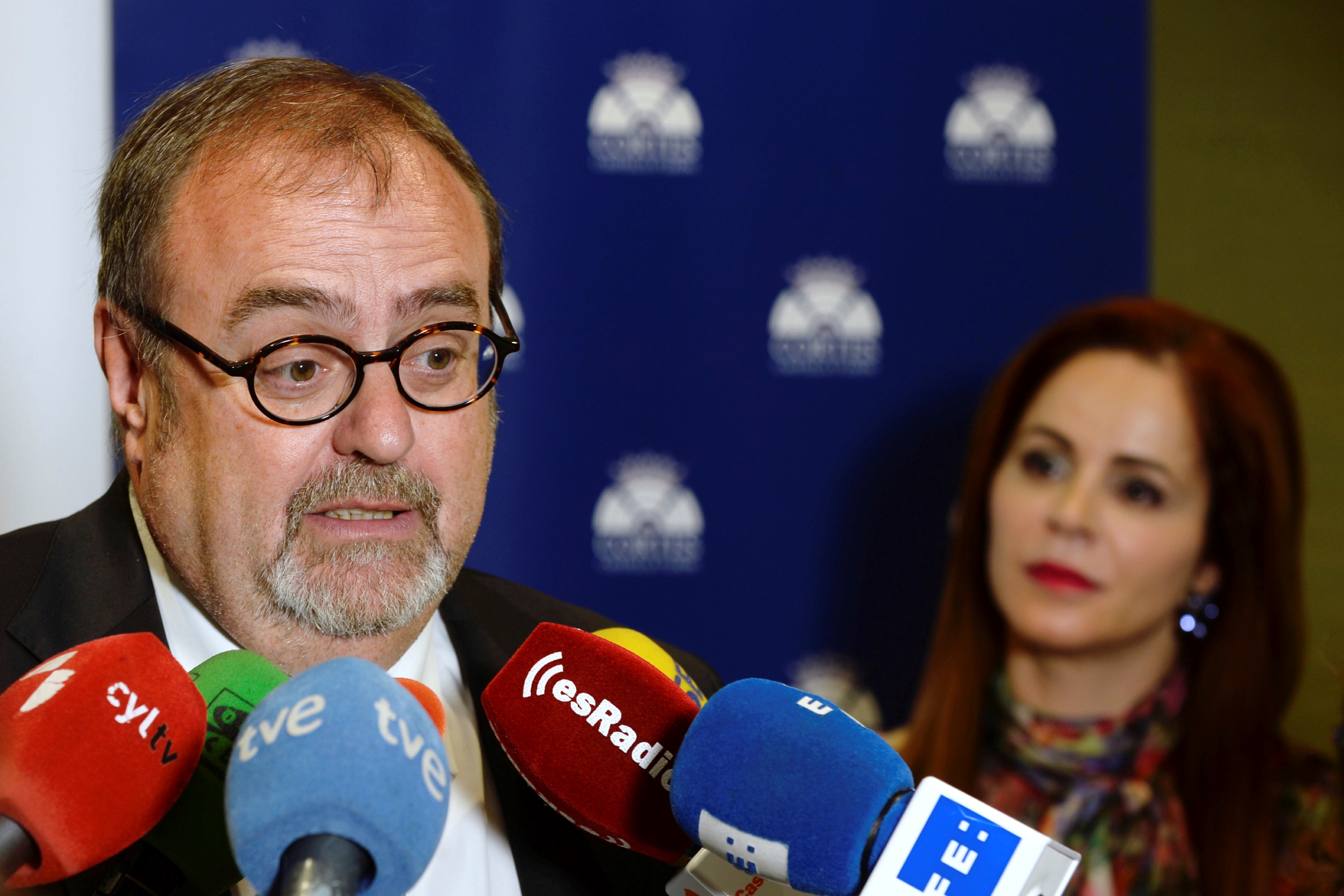 El consejero de Educación de la Junta de Castilla y León, Fernando Rey, atiende a los medios de comunicación hoy