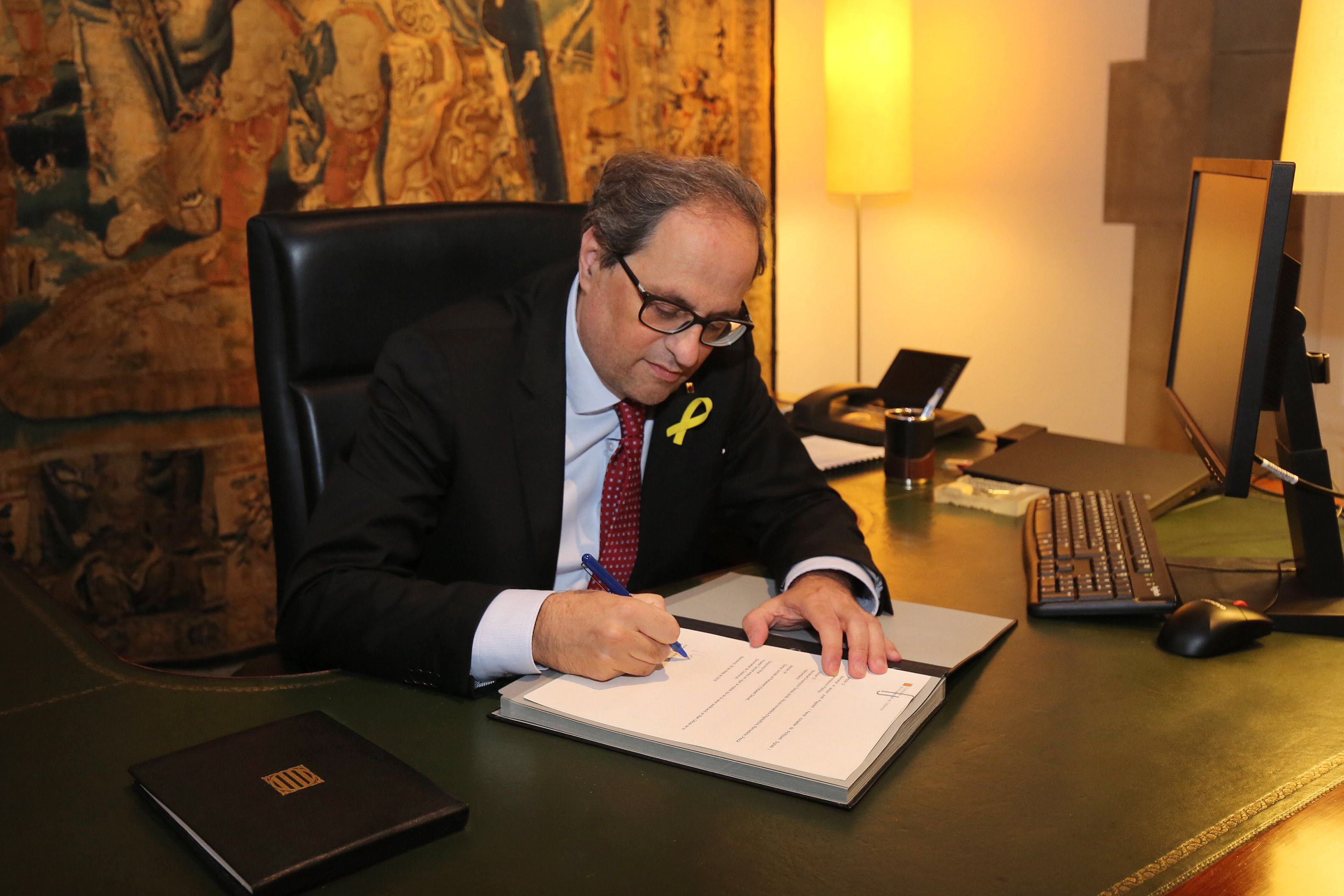 El presidente de la Generalitat, Quim Torra, firmando el decreto de sus Govern.