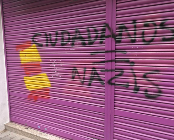 Imagen colgada en el Twitter de Albert Rivera (@Albert_Rivera) para denunciar pintadas fascistas en el comercio de su madre