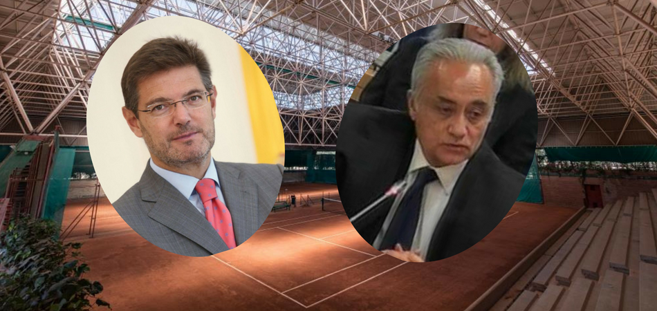 El ministro Rafael Catalá (izq.) y el abogado Jesús Santos (der.) con una lista de tenis del Club de Campo Villa de Madrid en el fondo
