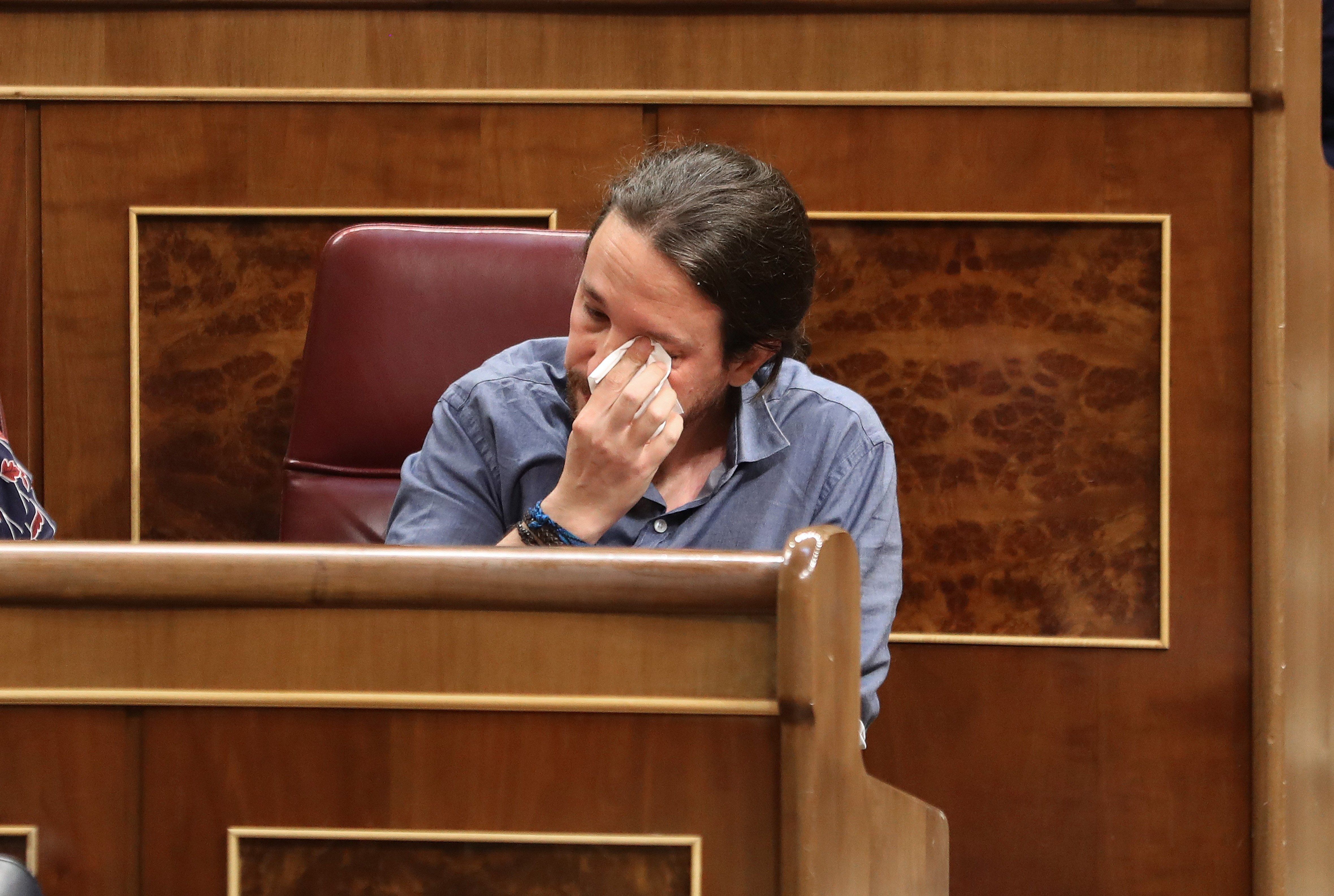 El secretario general de Podemos, Pablo Iglesias, llora en su escaño