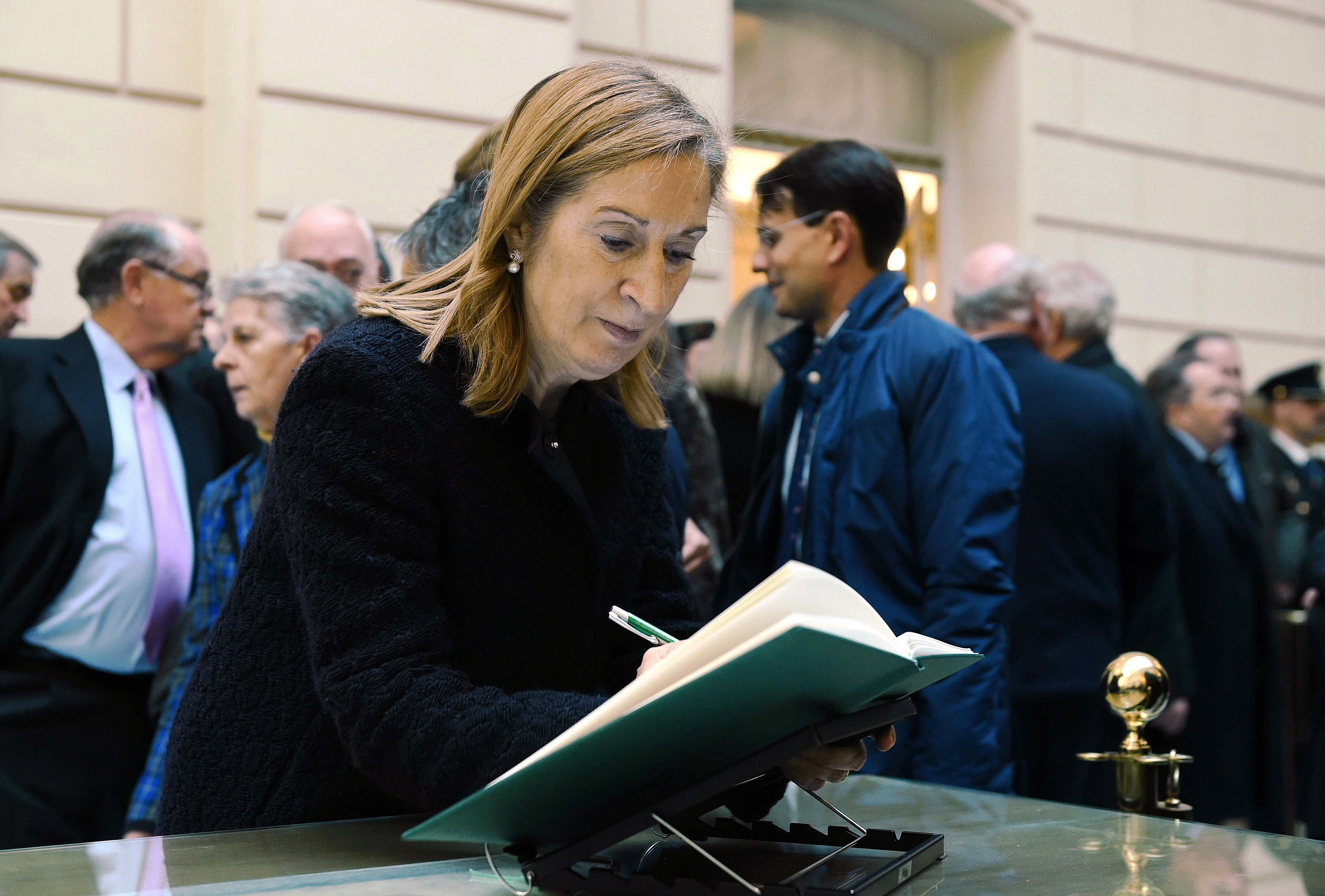 Ana Pastor firmando un libro de condolencias en una imagen de archivo