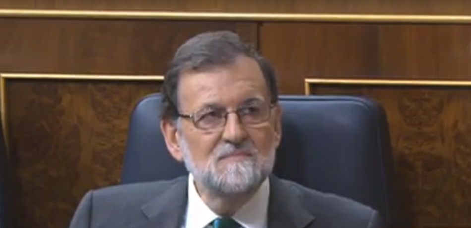 El presidente del Gobierno, Mariano Rajoy, escucha a José Luis Ábalos
