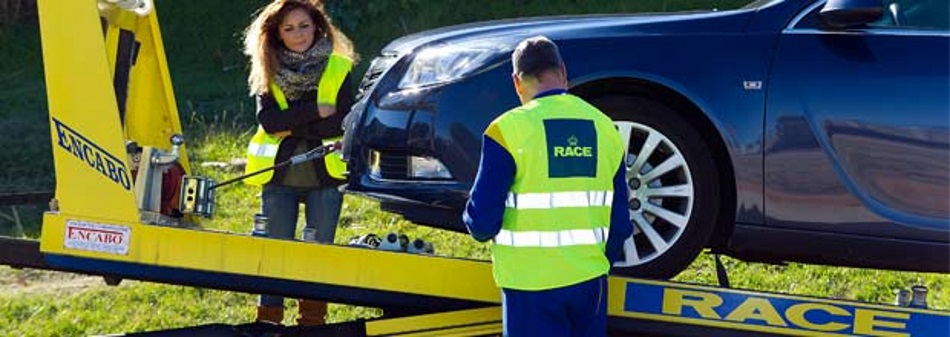 Una grua de RACE traslada un coche