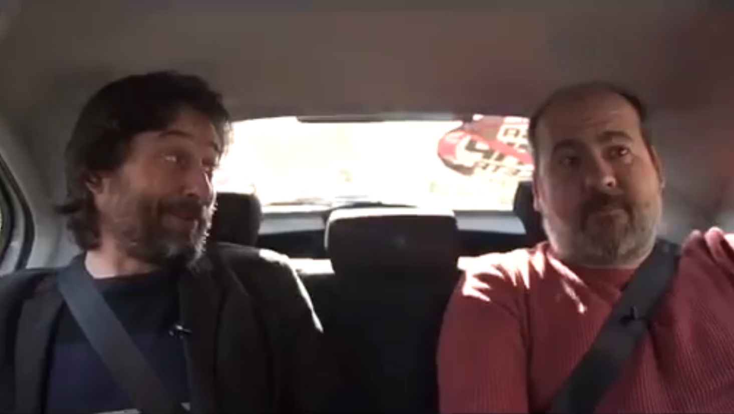 Rafael Mayoral y Óscar Cuartango, diputado y senador de Podemos, en el vídeo a favor de los taxistas. 
