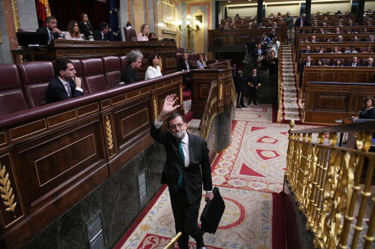 Foto de @DaniGagoPhoto con la despedida de Mariano Rajoy al salir del Congreso de los Diputados tras participar en el debate de la moción de censura planteada por el PSOE