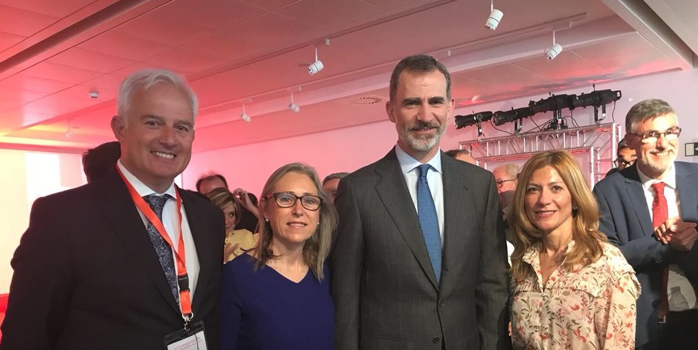 Eloy Suárez Lamata (izquierda) en la inauguración de una fábrica de colchones