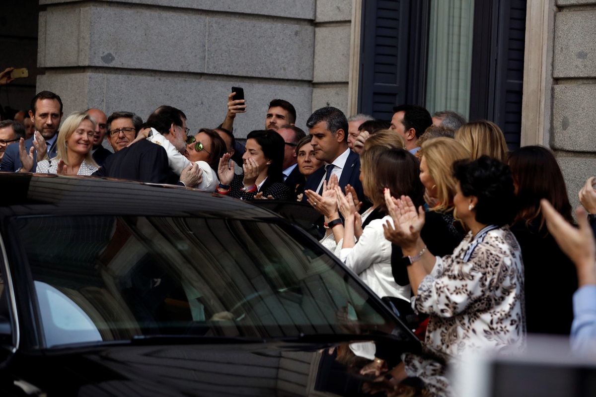 Mariano Rajoy, sale del Congreso, tras perder el debate de la moción de censura presentada contra él por el PSOE EFE