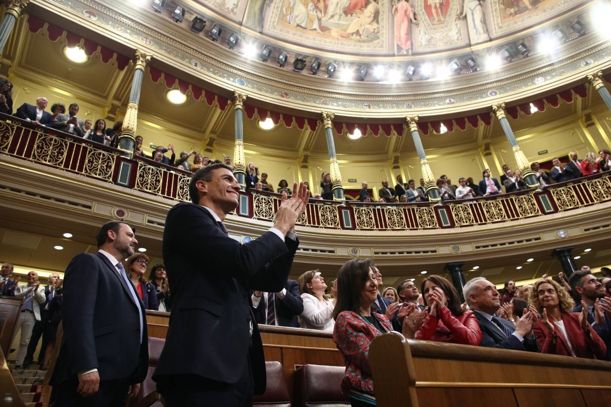 Pedro Sánchez aplaude junto con los diputados del PSOE tras ser investido presidente del Gobierno