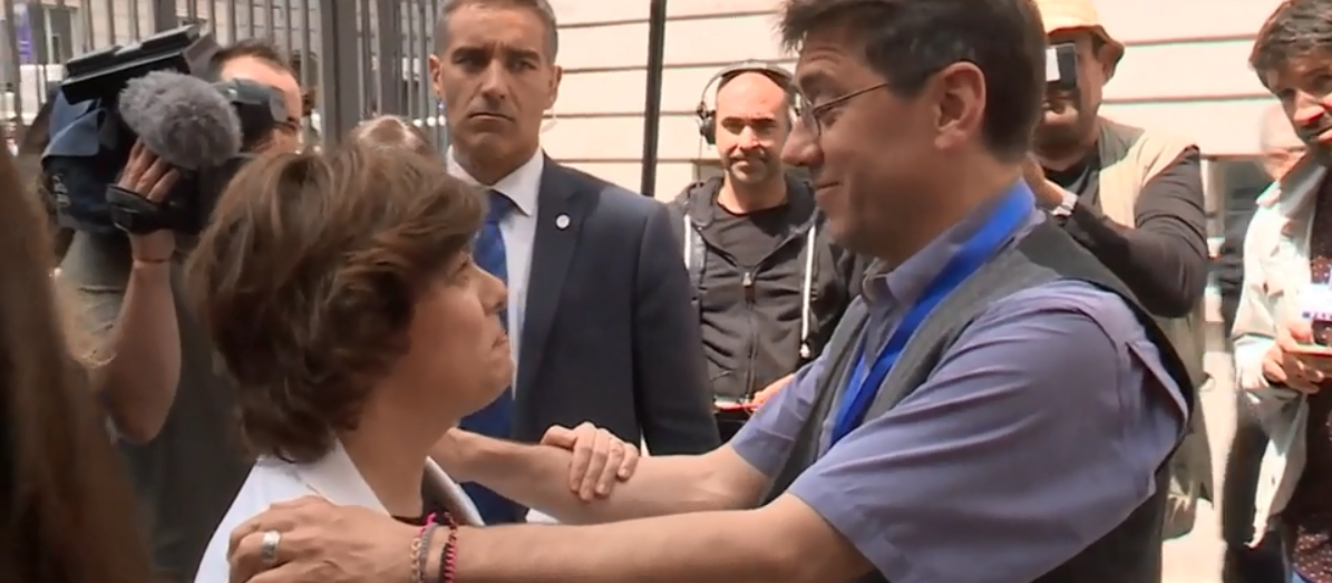 Juan Carlos Monedero abraza a Santamaría tras la moción de censura al Gobierno Rajoy. Imagen archivo